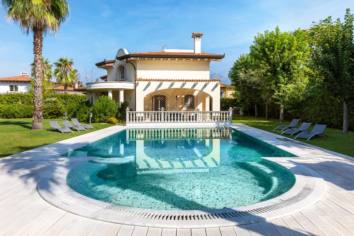 fotografia villa con piscina